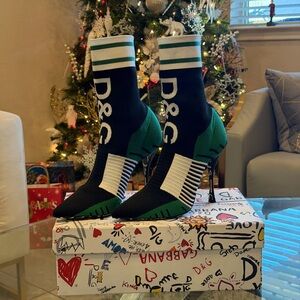 Us 8,5 - DOLCE & GABBANA LOGO STRETCH SOCK-STYLE ANKLE BOOTS. Eu 39